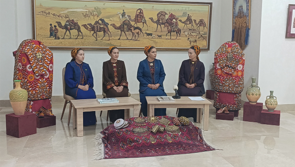 "Zenanlar ýaşaýşyň gözelligi" atly tegelek stoluň başyndaky söhbetdeşlik